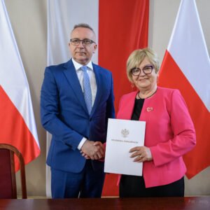 Zdjęcie przedstawia uczestników podpisania umów w ramach programów rządowych