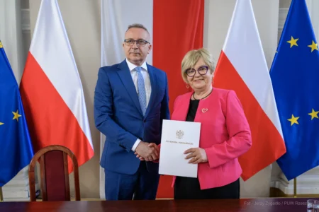 Zdjęcie przedstawia uczestników podpisania umów w ramach programów rządowych