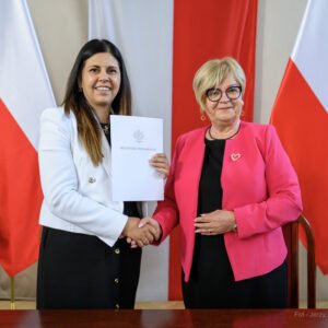 Zdjęcie przedstawia uczestników podpisania umów w ramach programów rządowych