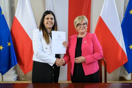 Zdjęcie przedstawia uczestników podpisania umów w ramach programów rządowych