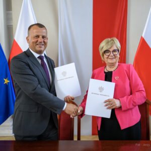 Zdjęcie przedstawia uczestników podpisania umów w ramach programów rządowych