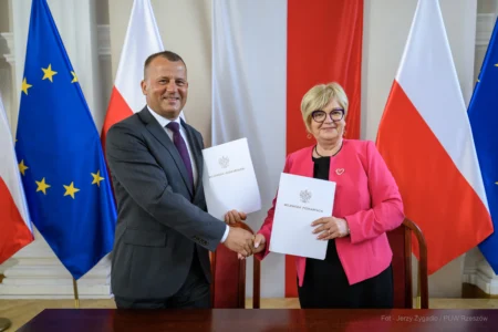 Zdjęcie przedstawia uczestników podpisania umów w ramach programów rządowych