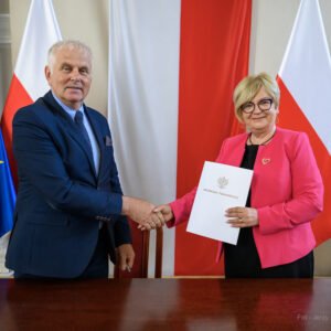 Zdjęcie przedstawia uczestników podpisania umów w ramach programów rządowych