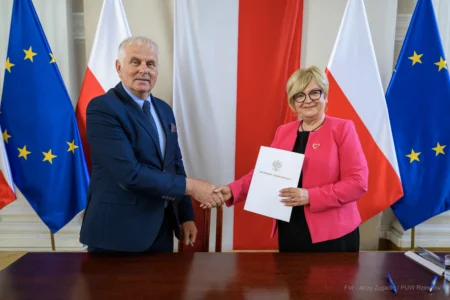 Zdjęcie przedstawia uczestników podpisania umów w ramach programów rządowych