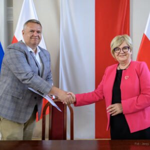 Zdjęcie przedstawia uczestników podpisania umów w ramach programów rządowych
