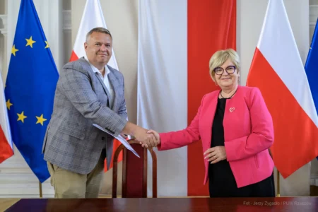 Zdjęcie przedstawia uczestników podpisania umów w ramach programów rządowych