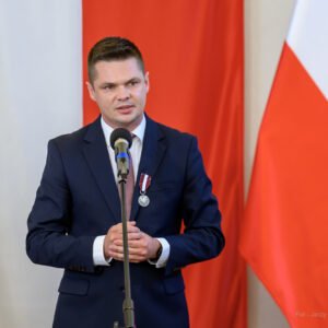 Zdjęcie przedstawia uczestników uroczystości wręczenia odznaczeń państwowych