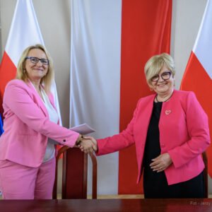 Zdjęcie przedstawia uczestników podpisania umów w ramach programów rządowych