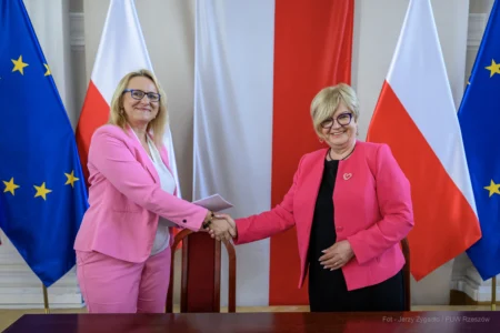 Zdjęcie przedstawia uczestników podpisania umów w ramach programów rządowych