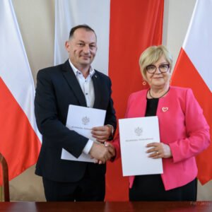 Zdjęcie przedstawia uczestników podpisania umów w ramach programów rządowych