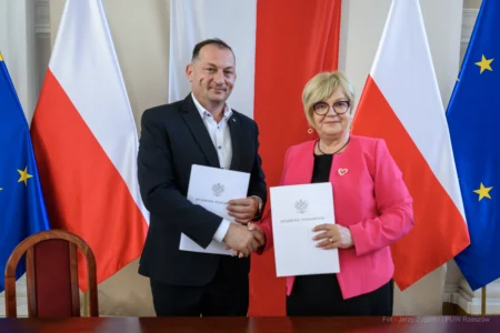 Zdjęcie przedstawia uczestników podpisania umów w ramach programów rządowych