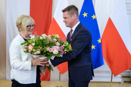 Zdjęcie przedstawia uczestników uroczystości wręczenia odznaczeń państwowych