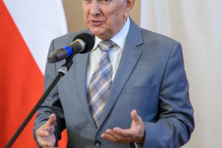 Zdjęcie przedstawia uczestników uroczystości wręczenia odznaczeń państwowych