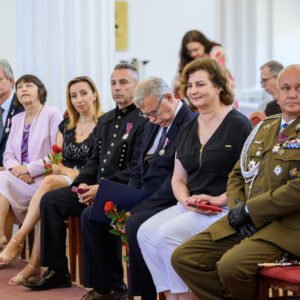 Zdjęcie przedstawia uczestników uroczystości wręczenia odznaczeń państwowych
