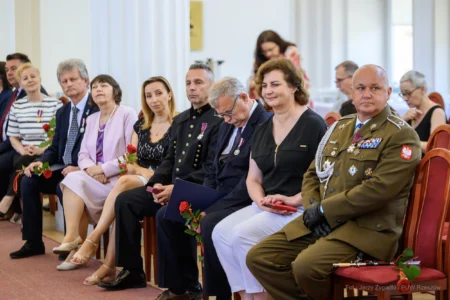 Zdjęcie przedstawia uczestników uroczystości wręczenia odznaczeń państwowych