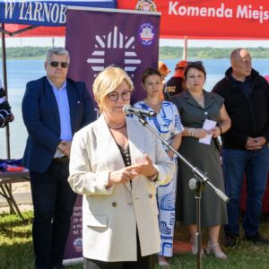 Zdjęcie przedstawia uczestników pikniku edukacyjnego nad Jeziorem Tarnobrzeskim