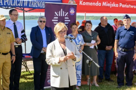 Zdjęcie przedstawia uczestników pikniku edukacyjnego nad Jeziorem Tarnobrzeskim