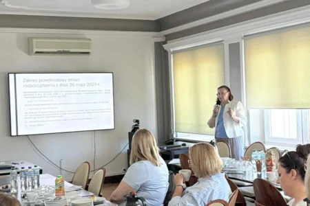 Zdjęcie przedstawia uczestników spotkania z powiatowymi zespołami do spraw orzekania o niepełnosprawności