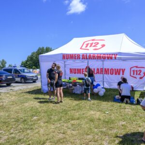 Zdjęcie przedstawia uczestników pikniku edukacyjnego nad Jeziorem Tarnobrzeskim