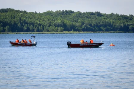 Zdjęcie przedstawia uczestników pikniku edukacyjnego nad Jeziorem Tarnobrzeskim