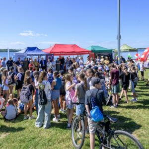 Zdjęcie przedstawia uczestników pikniku edukacyjnego nad Jeziorem Tarnobrzeskim
