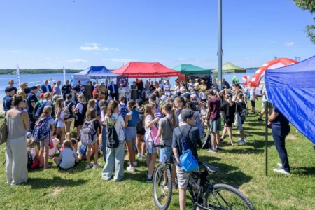 Zdjęcie przedstawia uczestników pikniku edukacyjnego nad Jeziorem Tarnobrzeskim