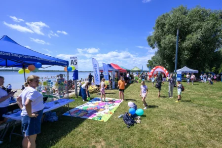 Zdjęcie przedstawia uczestników pikniku edukacyjnego nad Jeziorem Tarnobrzeskim
