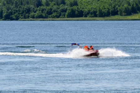 Zdjęcie przedstawia uczestników pikniku edukacyjnego nad Jeziorem Tarnobrzeskim