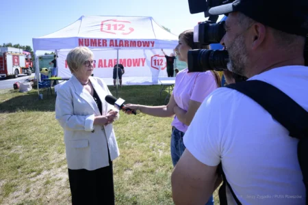 Zdjęcie przedstawia uczestników pikniku edukacyjnego nad Jeziorem Tarnobrzeskim