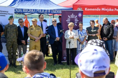 Zdjęcie przedstawia uczestników pikniku edukacyjnego nad Jeziorem Tarnobrzeskim