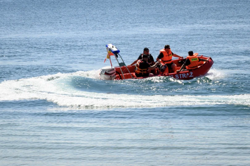 Zdjęcie przedstawia uczestników pikniku edukacyjnego nad Jeziorem Tarnobrzeskim