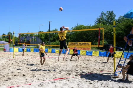 Zdjęcie przedstawia uczestników pikniku edukacyjnego nad Jeziorem Tarnobrzeskim