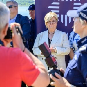 Zdjęcie przedstawia uczestników pikniku edukacyjnego nad Jeziorem Tarnobrzeskim