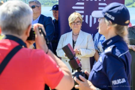 Zdjęcie przedstawia uczestników pikniku edukacyjnego nad Jeziorem Tarnobrzeskim