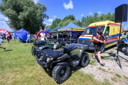 Zdjęcie przedstawia uczestników pikniku edukacyjnego nad Jeziorem Tarnobrzeskim