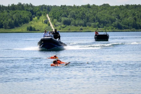 Zdjęcie przedstawia uczestników pikniku edukacyjnego nad Jeziorem Tarnobrzeskim