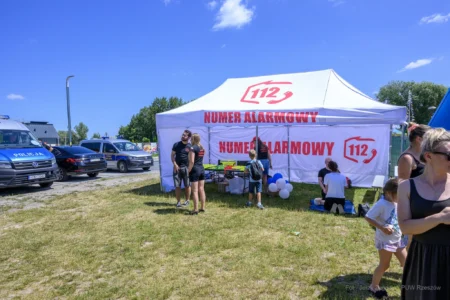 Zdjęcie przedstawia uczestników pikniku edukacyjnego nad Jeziorem Tarnobrzeskim