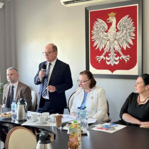 Zdjęcie przedstawia uczestników spotkania z powiatowymi zespołami do spraw orzekania o niepełnosprawności