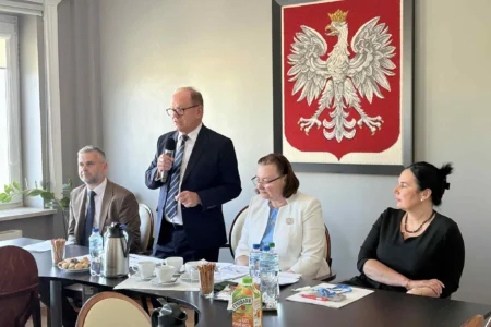 Zdjęcie przedstawia uczestników spotkania z powiatowymi zespołami do spraw orzekania o niepełnosprawności