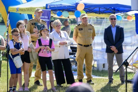 Zdjęcie przedstawia uczestników pikniku edukacyjnego nad Jeziorem Tarnobrzeskim