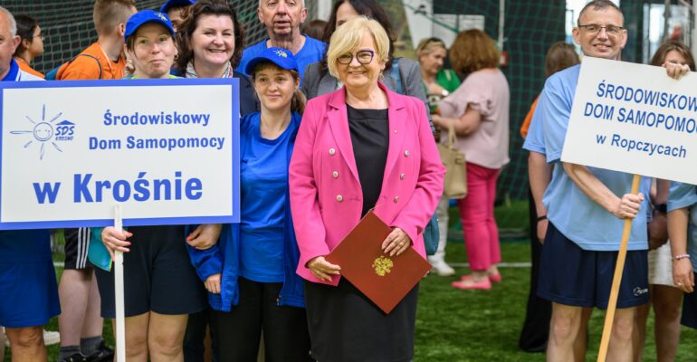 Zdjęcie przedstawia uczestników Spartakiady Środowiskowych Domów Samopomocy