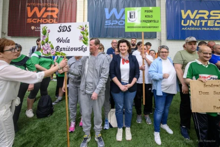 Zdjęcie przedstawia uczestników Spartakiady Środowiskowych Domów Samopomocy