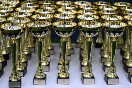 Zdjęcie przedstawia puchary będące nagrodą w spartakiadzie