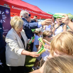 Zdjęcie przedstawia uczestników pikniku edukacyjnego nad Jeziorem Tarnobrzeskim