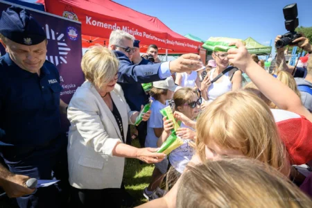 Zdjęcie przedstawia uczestników pikniku edukacyjnego nad Jeziorem Tarnobrzeskim