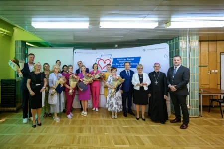 Zdjęcie przedstawia uczestników uroczystości w szpitalu nr 2 w Rzeszowie