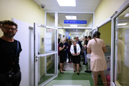 Zdjęcie przedstawia uczestników uroczystości w szpitalu nr 2 w Rzeszowie