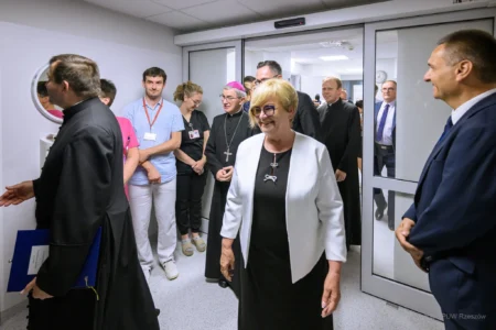 Zdjęcie przedstawia uczestników uroczystości w szpitalu nr 2 w Rzeszowie