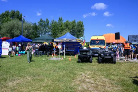 Zdjęcie przedstawia uczestników pikniku edukacyjnego nad Jeziorem Tarnobrzeskim