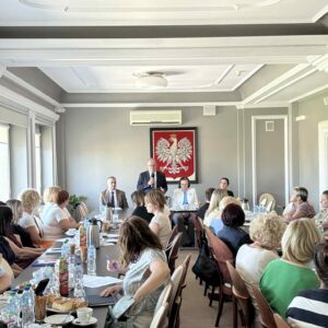 Zdjęcie przedstawia uczestników spotkania z powiatowymi zespołami do spraw orzekania o niepełnosprawności